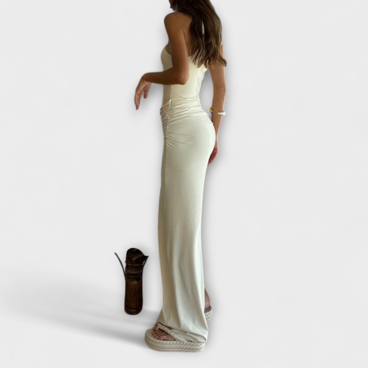 Minna - Fängslande ärmlös klänning med skärning för utekvällar