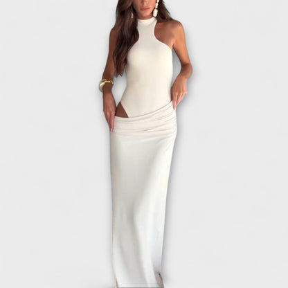 Minna - Fängslande ärmlös klänning med skärning för utekvällar