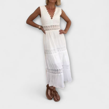 Aurélie - Chic V-ringad spetskvällsklänning