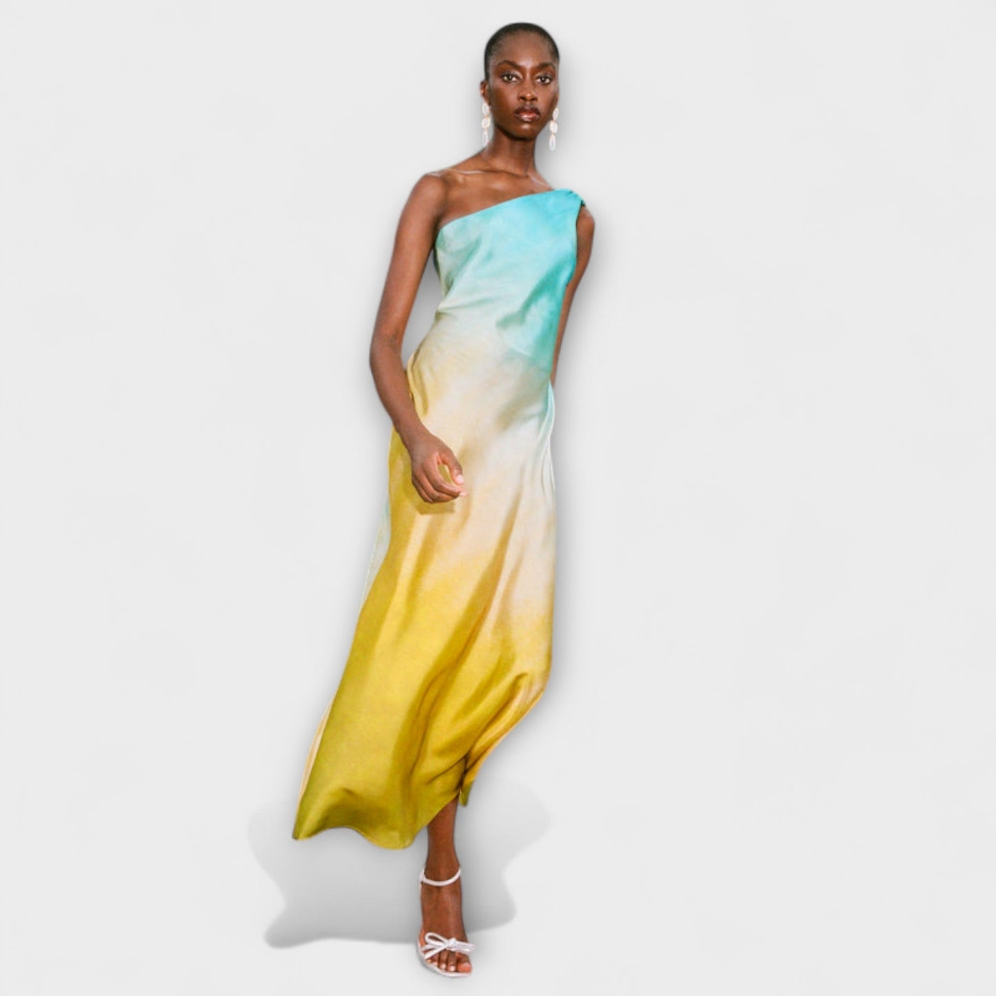 Arabella - Chic One-Shoulder Midi Klänning för Alla Tillfällen