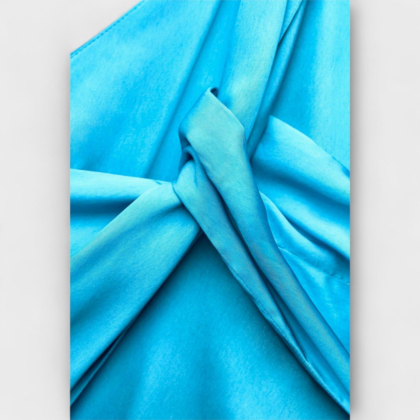 Arabella - Chic One-Shoulder Midi Klänning för Alla Tillfällen