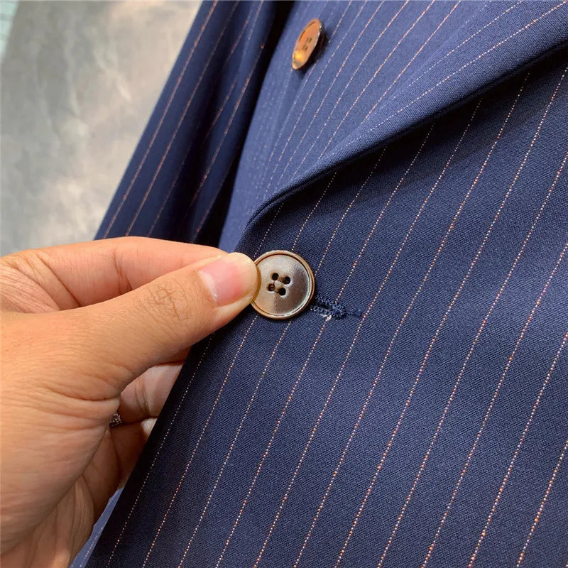 Mäns Marinblå Randig Kostym - Stiliga Formella Kläder för Affärs- och Kvällsevenemang