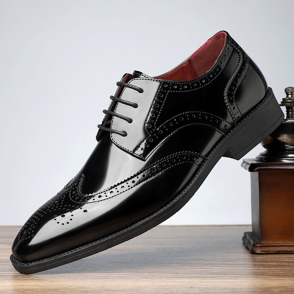 Herrens Lackskinn Brogue Skor – Stilig Wingtip Design för Formella Tillfällen
