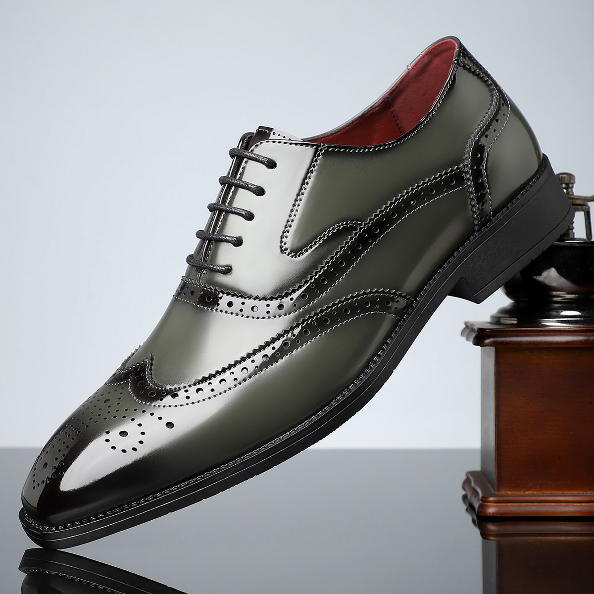 Herrens Lackskinn Brogue Skor – Stilig Wingtip Design för Formella Tillfällen