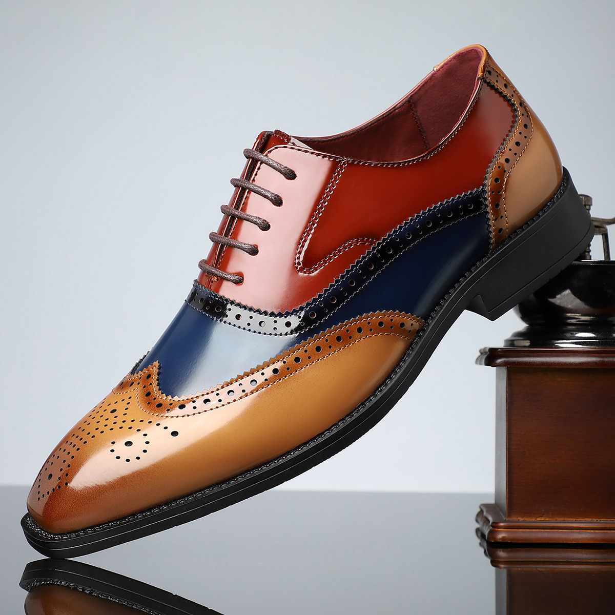 Herrens Lackskinn Brogue Skor – Stilig Wingtip Design för Formella Tillfällen