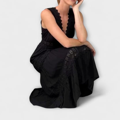 Aurélie - Chic V-ringad spetskvällsklänning