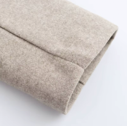 Chic Beige Dubbelknäppt Trench Coat med Fuskpälskrage för Stilsäkra Utflykter