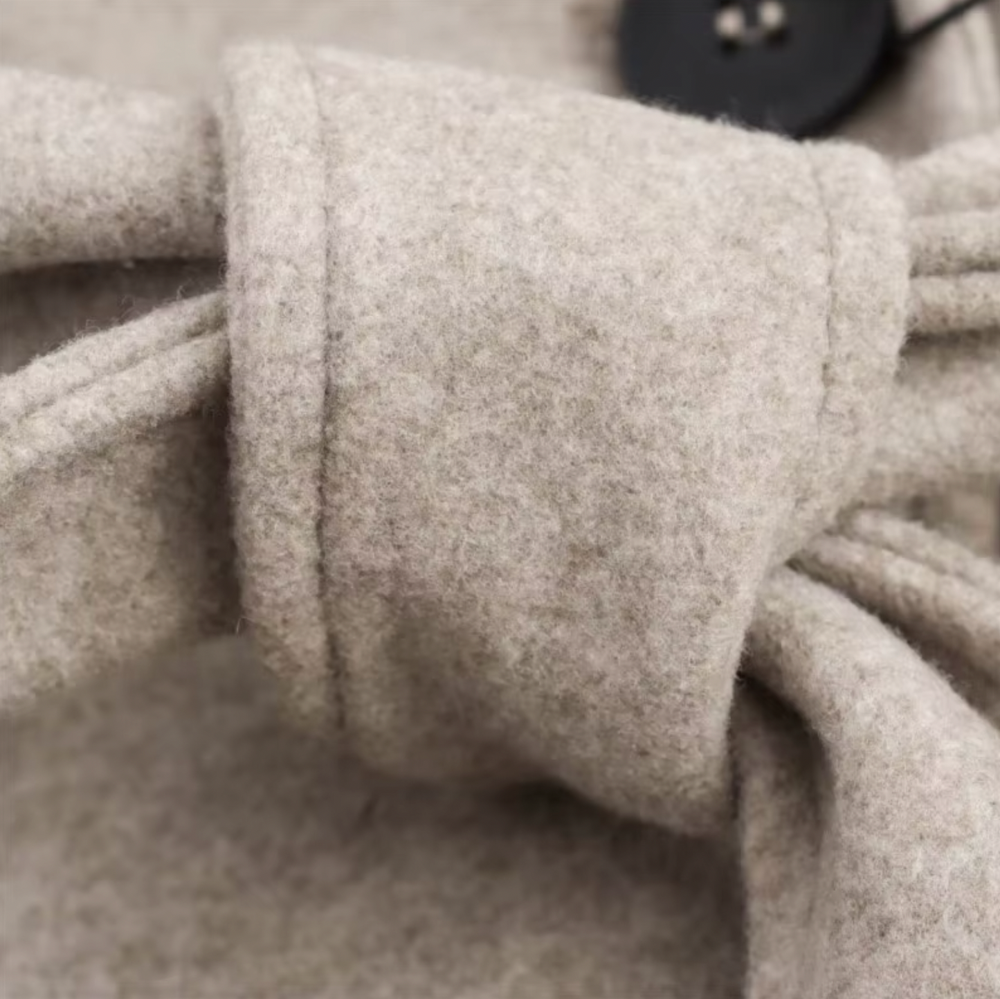 Chic Beige Dubbelknäppt Trench Coat med Fuskpälskrage för Stilsäkra Utflykter