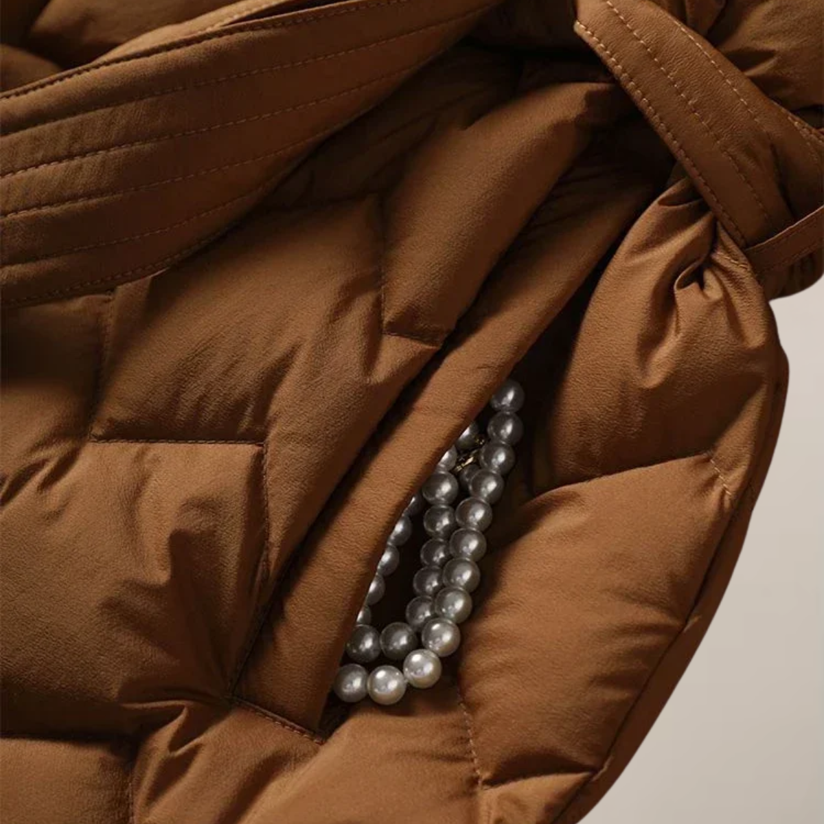 Quiltad dam pufferjacka med bälte i midjan